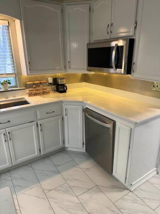 Hot Tub 5 Beds Apartment Moorhead Exterior photo
